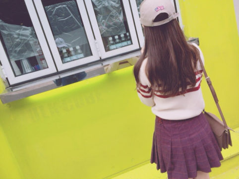 後ろ向きの女性